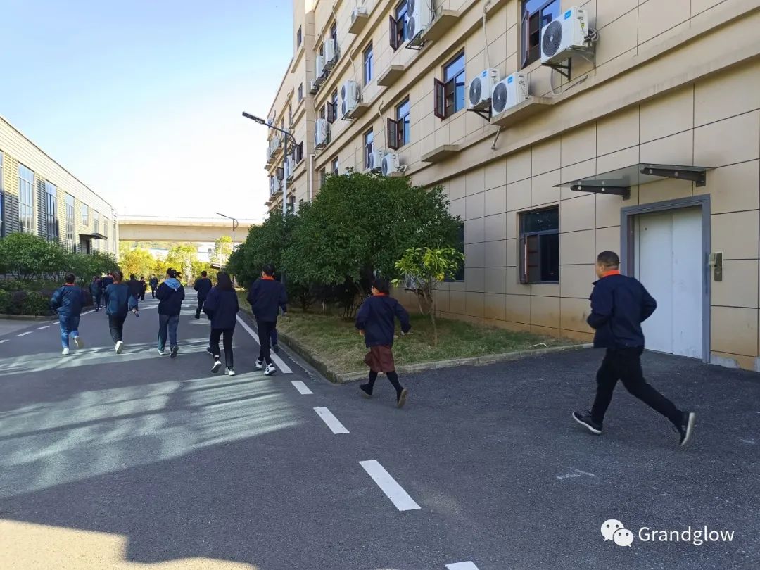 清静可以演习，，，生命无法彩排---- 鸿运国际新能源组织员工开展逃生及消防灭火预案演练-鸿运国际
