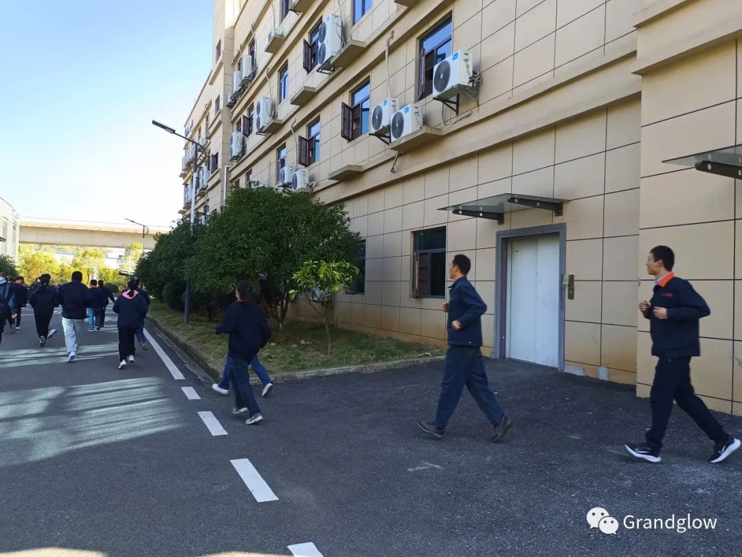 清静可以演习，，，生命无法彩排---- 鸿运国际新能源组织员工开展逃生及消防灭火预案演练-鸿运国际